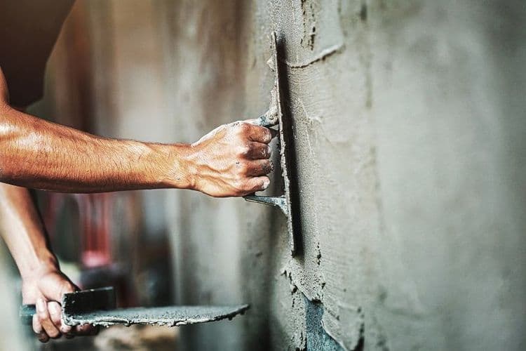 masonry_worker_making_a_concrete_wall