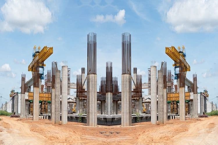 foundation_columns_and_construction_cranes_during_high_rise_building_construction