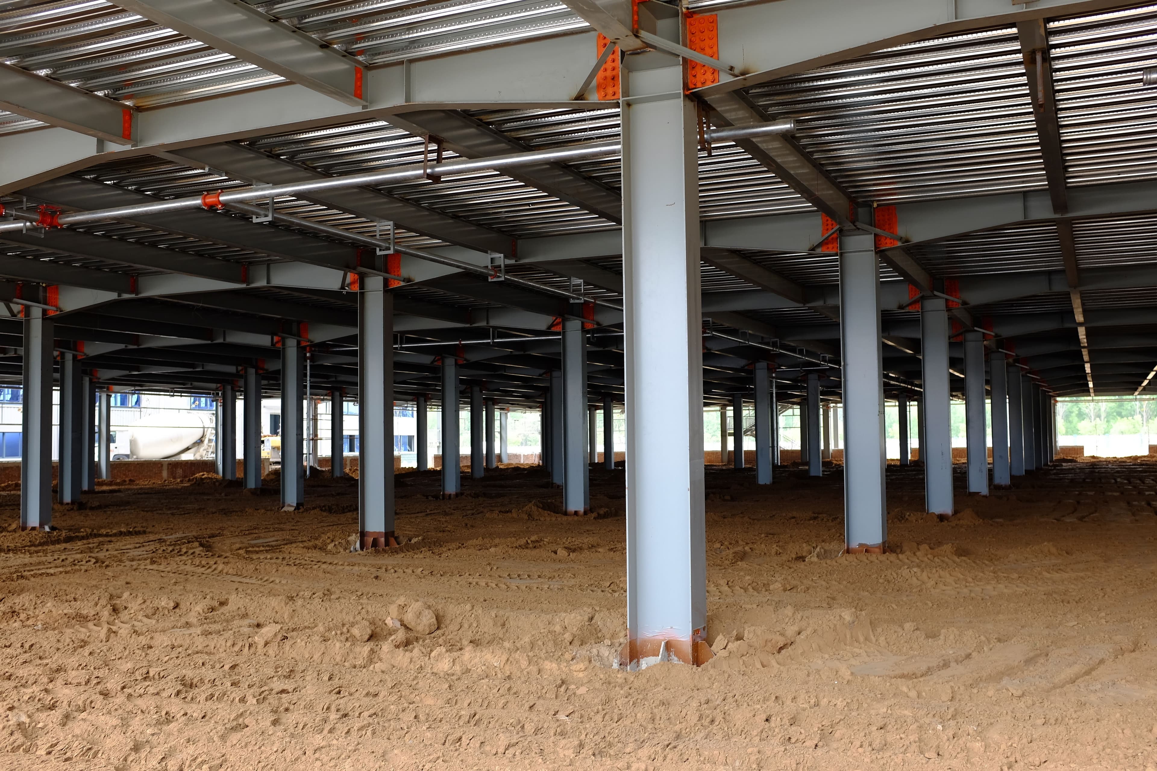 What are the types of steel columns used in construction?